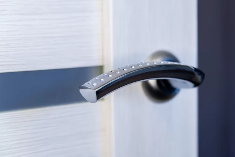 Роскошная дверная ручка с кристаллами на современной двери