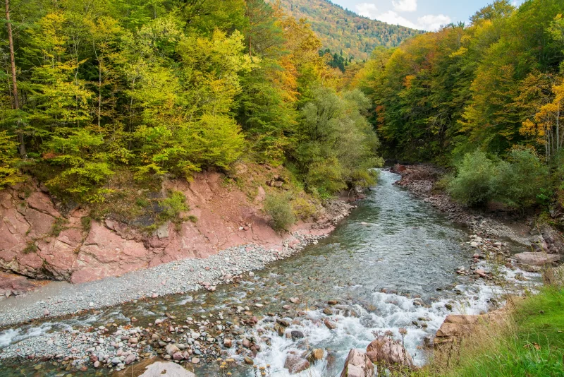 Река в осенних горах Адыгеи