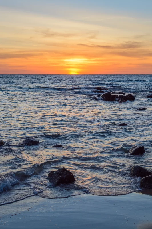 Рассвет или закат над морем с видом на тропический пляж