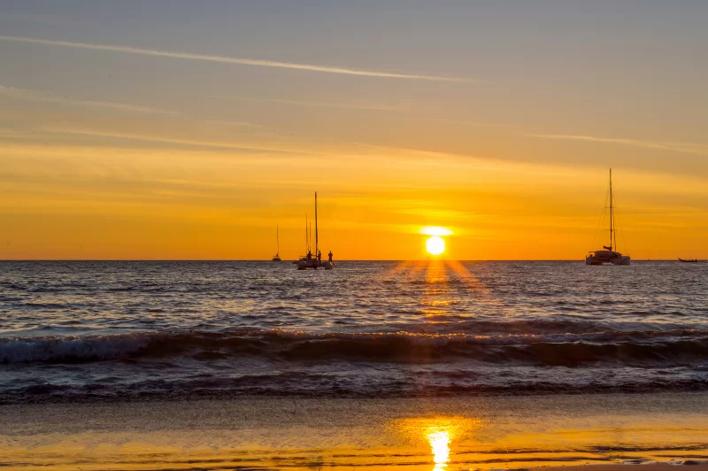 Расплывчатый закат с яхтами на море