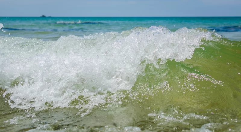 Близкий план волны тропического моря