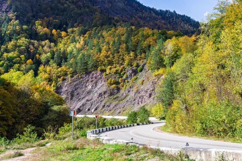 Асфальтовая дорога в осенних горах Адыгеи