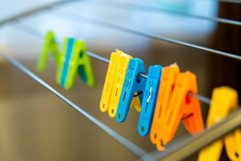 Цветные пластиковые зажимы для белья на веревке, веселая детская сцена