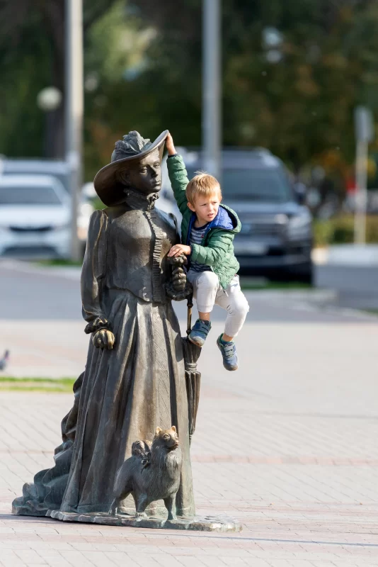 Скульптура «Дама с собачкой»