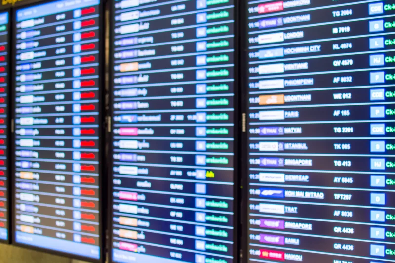 Электронная доска с расписанием рейсов в аэропорту