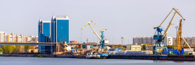 Промышленный порт с кранами и современными зданиями