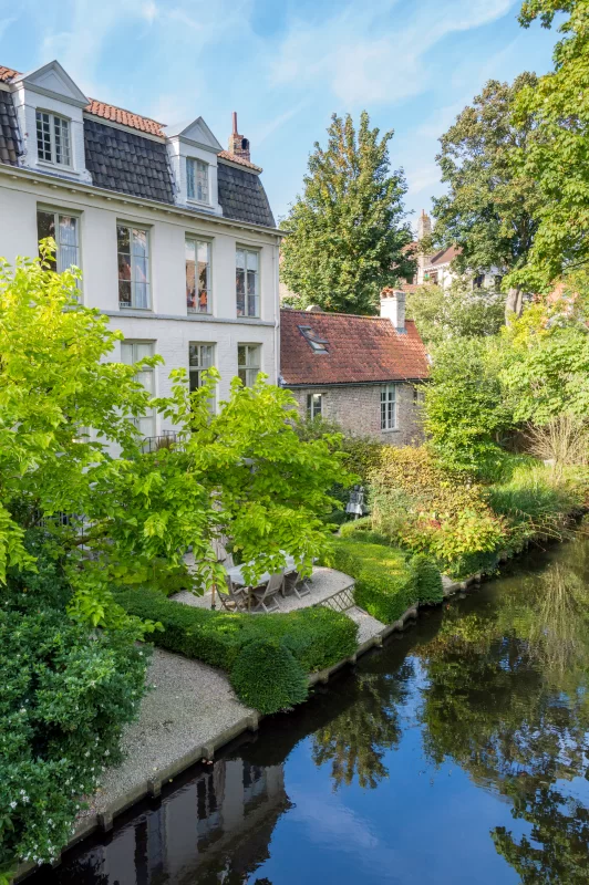 Уютный сад у канала с историческими домами