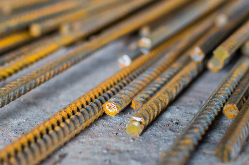 Крупный план ржавых арматурных стержней на строительной площадке