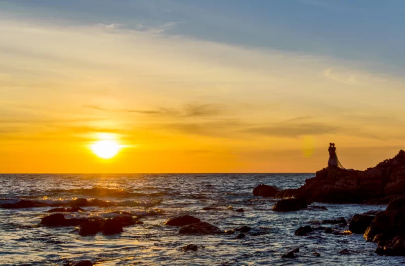 Силуэт пары на тропическом закате
