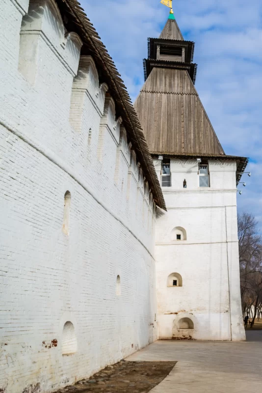 Стены Астраханского кремля снаружи
