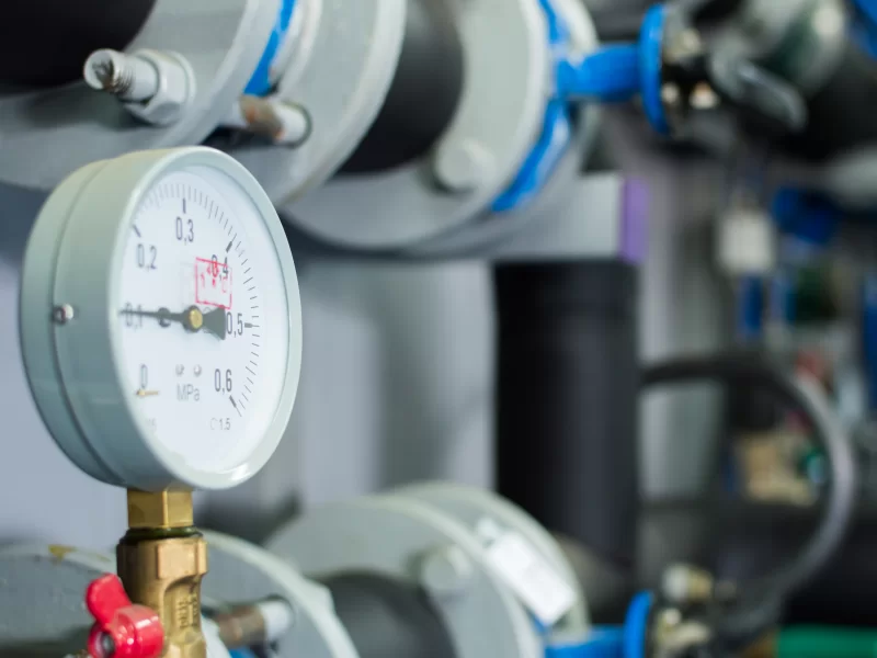 Крупный план манометра в промышленном оборудовании