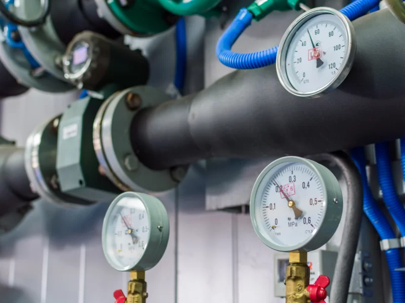 Промышленные манометры и трубопроводы: детальный взгляд на инженерные системы