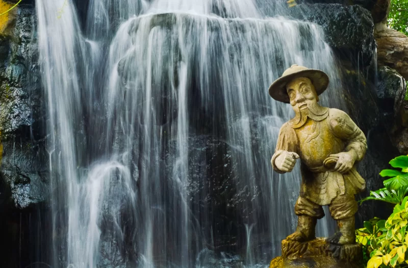 Статуя в лесу у водопада