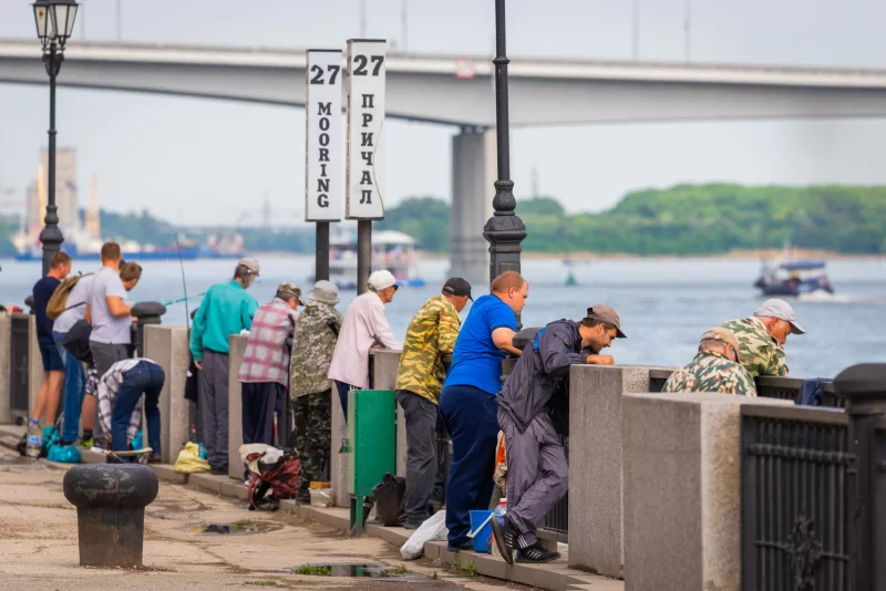 Рыбаки на набережной реки Дон в Ростове-на-Дону