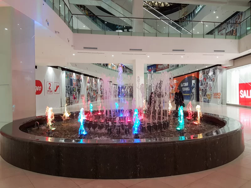 Красочный фонтан в торговом центре Мегамаг, Ростов-на-Дону