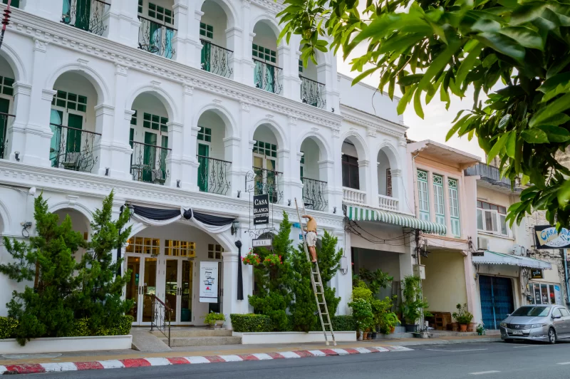 Архитектура улиц старого города Пхукета с элементами колониального стиля и тропической зелени