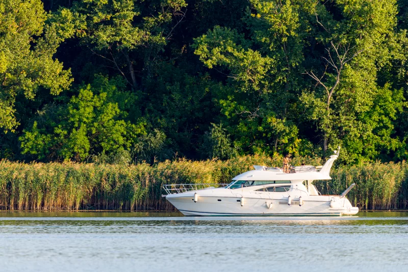 Люди отдыхают на лодке