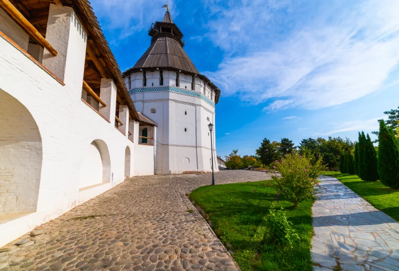 Каменная башня в солнечное утро