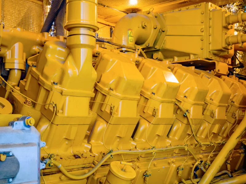 Мощный желтый промышленный двигатель: крупный план сложной конструкции