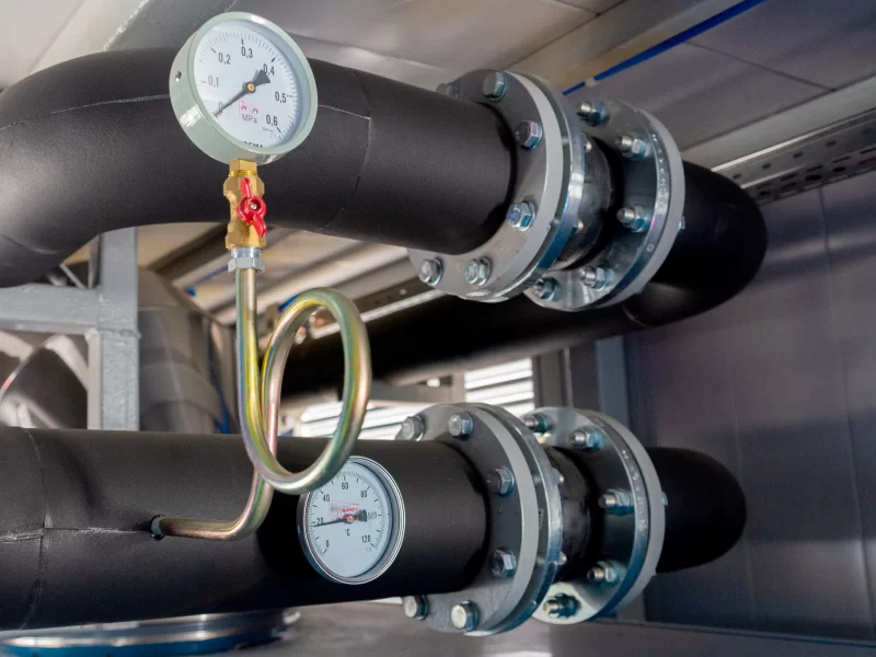 Промышленное оборудование: трубы, манометры и фланцевые соединения