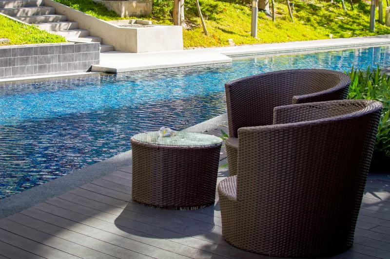 Уличные кресла у бассейна