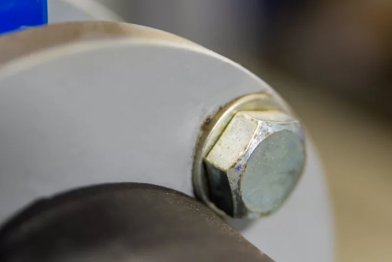 Крупный план металлического болта