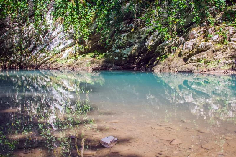 Эмеральд-лак в скальном каньоне