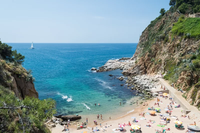 Солнечный пляж в Тоссе-де-Мар, Коста Брава, Испания