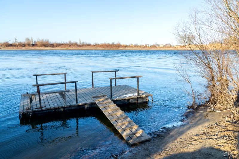 Деревянная пристань на спокойной реке