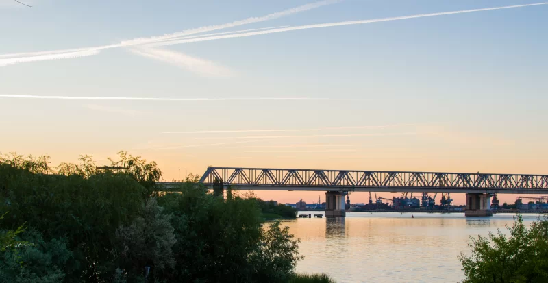 Восход солнца над рекой