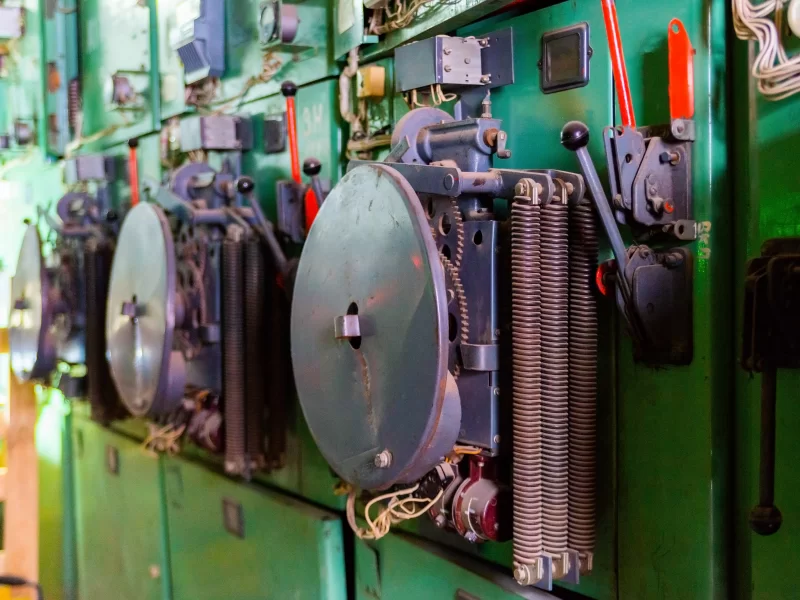 Старое электротехническое оборудование