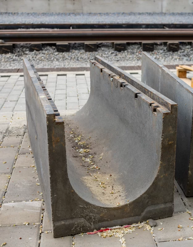Бетонные элементы водоотвода у дороги