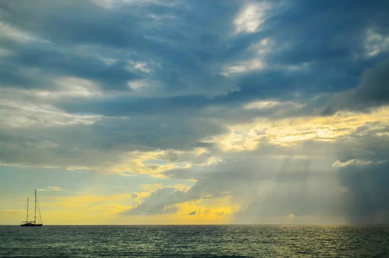 Яхта на штормовом море в сумерках