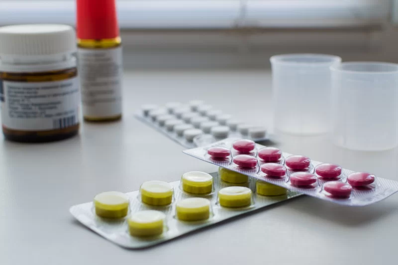 Медицинские препараты и таблетки на белом фоне