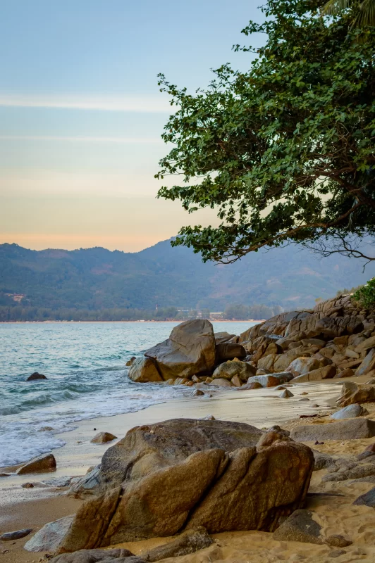 Закат на пляже Хуа с каменистым берегом