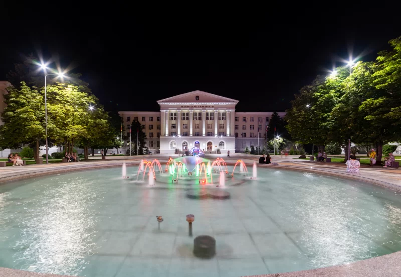 Площадь с красочным музыкальным фонтаном