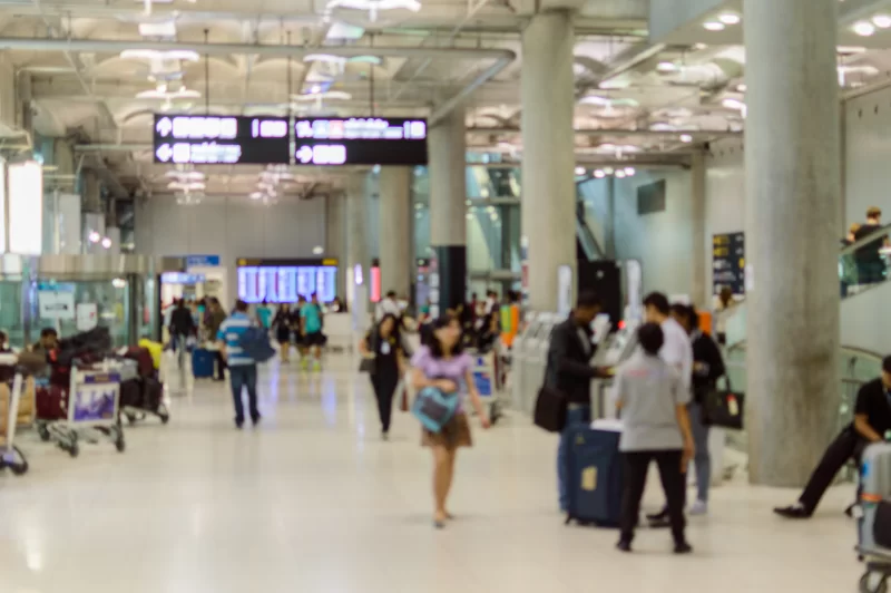 Суета аэропорта: люди с багажом спешат на рейсы