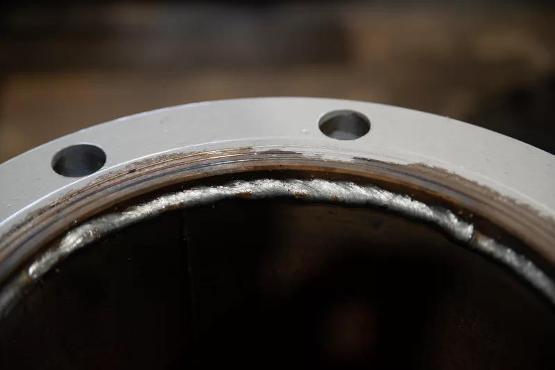 Крупный план сварного шва на фланце трубы: детализация и прочность