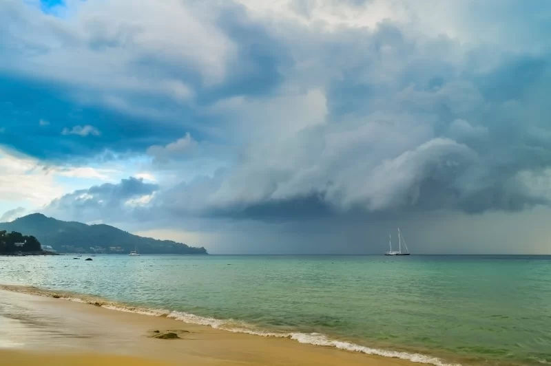 Яхта в штормовом море