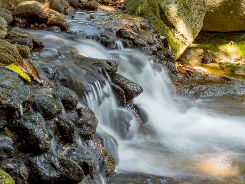 Поток у водопада Кату на острове Фукаят