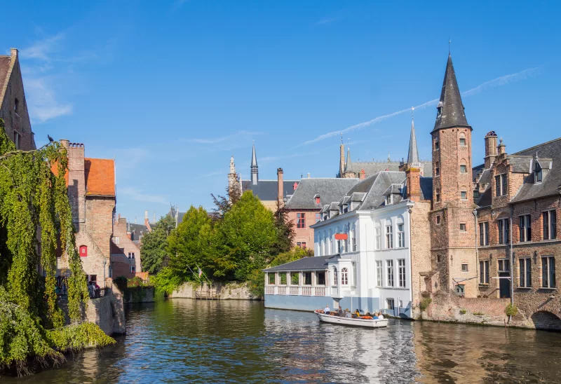 Канал в Брюгге с историческими зданиями