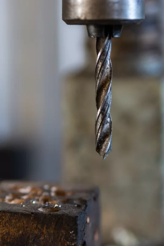 Дрель по металлу со сверлом