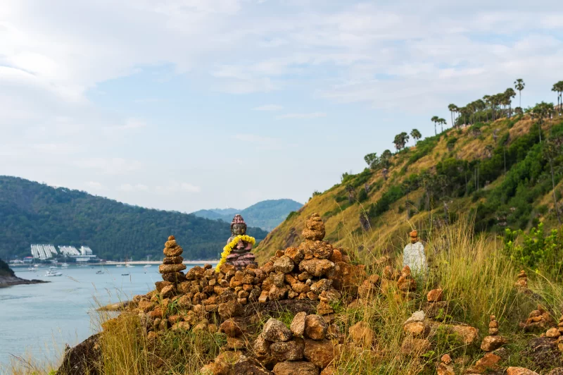 Панорамный вид на мыс Фромтеп с статуей Будды и каменными стопками
