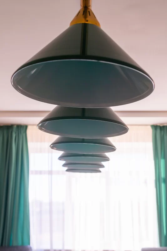 Современная подвесная люстра в интерьере