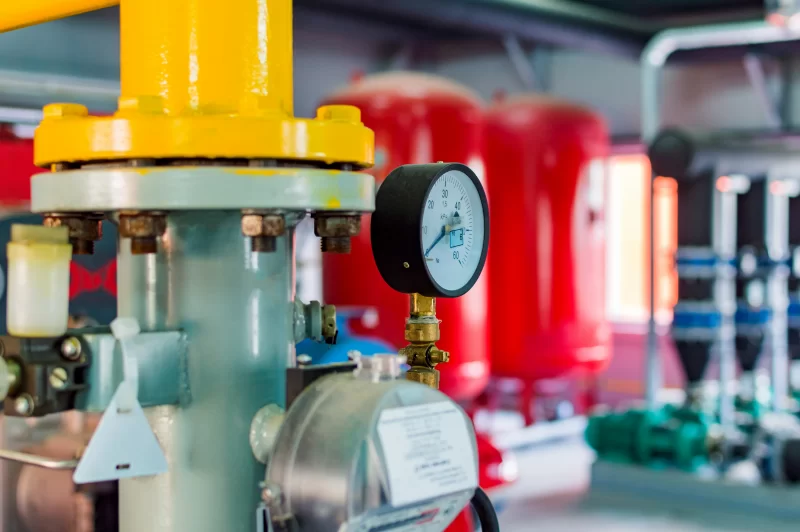 Промышленное оборудование: манометр и трубопровод с яркими цветами
