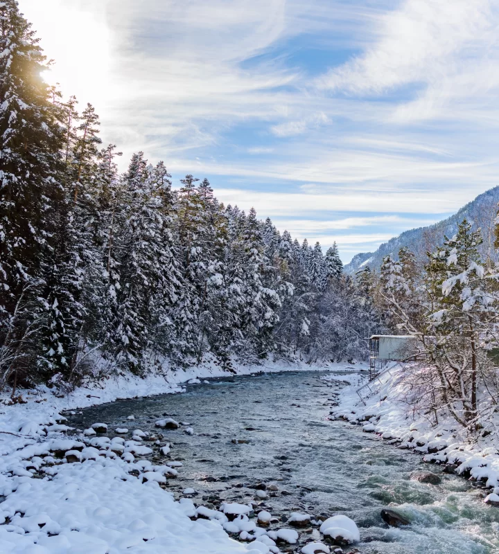 Зимняя река в заснеженном лесу