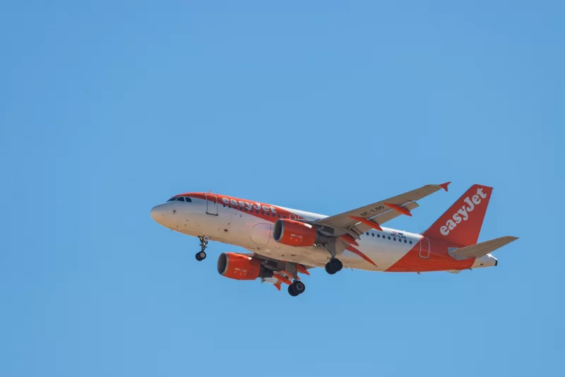 Самолет EasyJet в полете