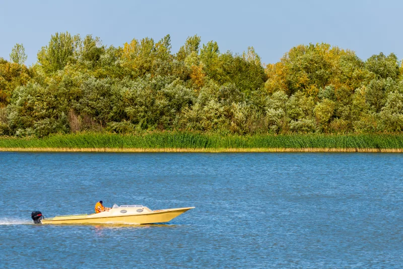 Моторная лодка на реке