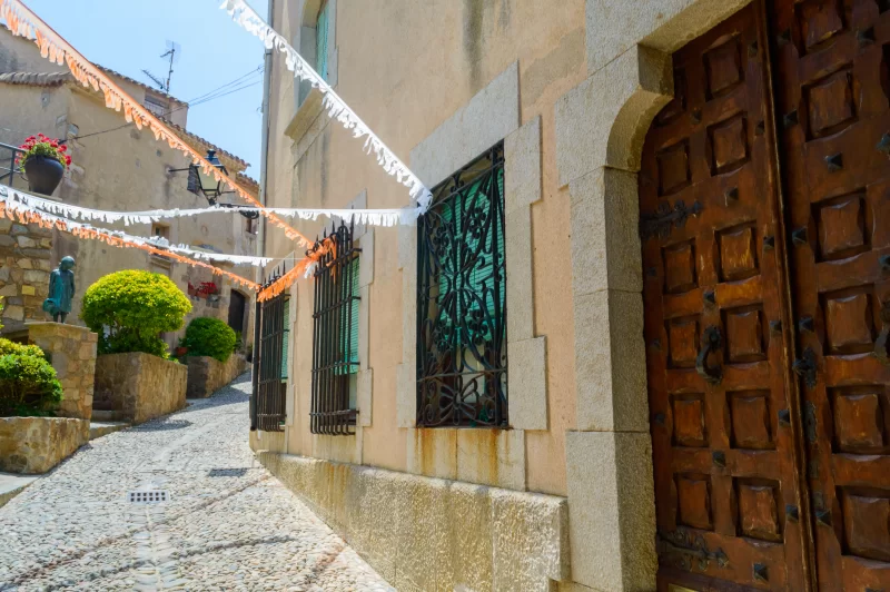 Уютная улица в старом городе Тосса-де-Мар