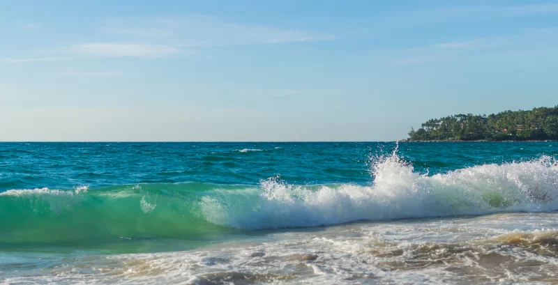 Мощные волны океана на песчаном пляже